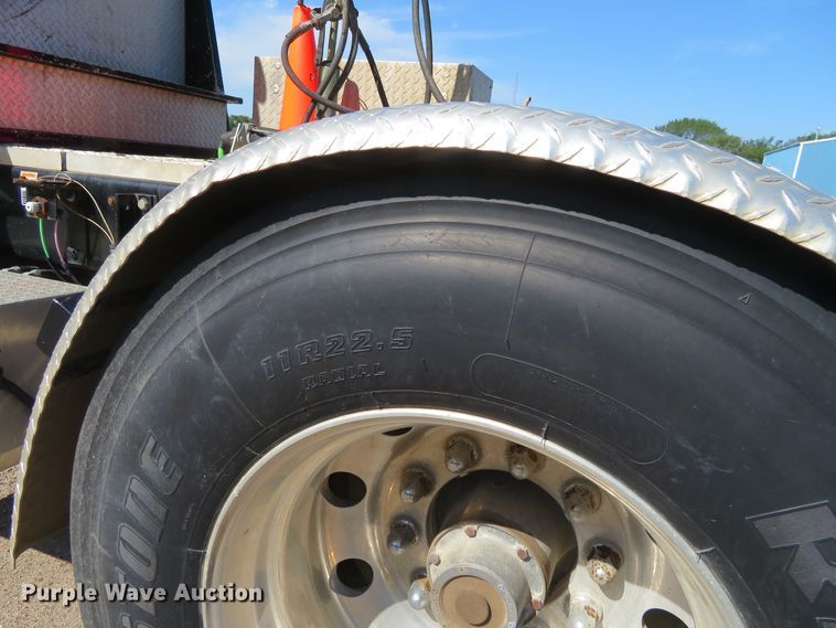 image for item DE6856 2007 Peterbilt 379 semi truck