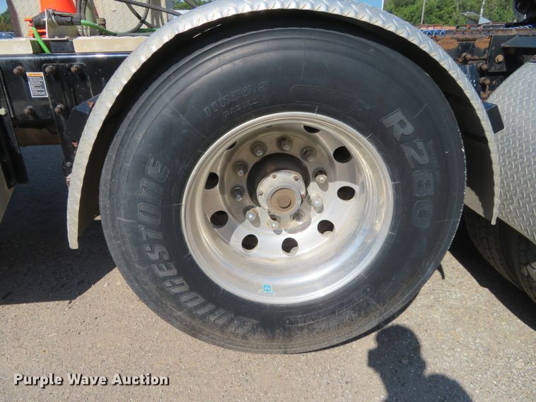 image for item DE6856 2007 Peterbilt 379 semi truck