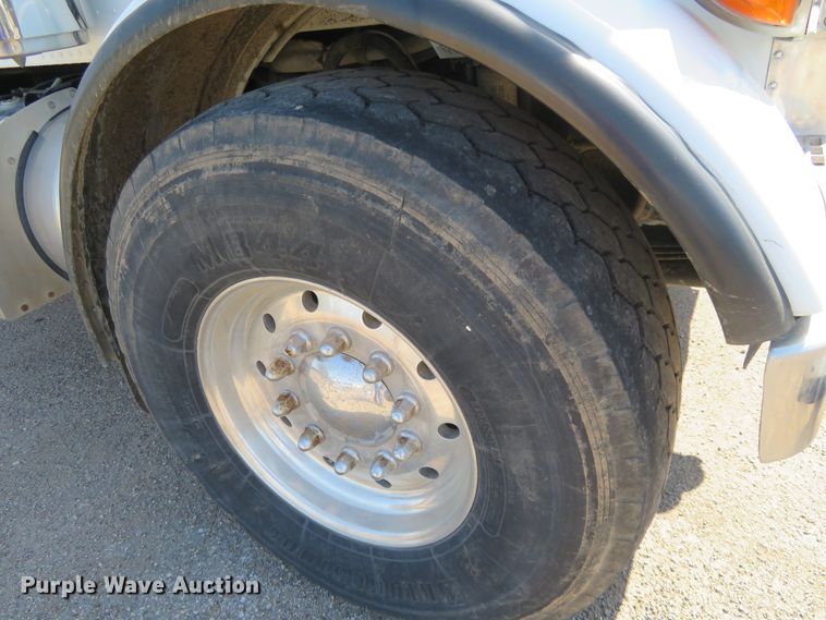 image for item DE6856 2007 Peterbilt 379 semi truck