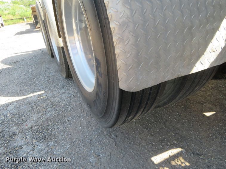 image for item DE6856 2007 Peterbilt 379 semi truck