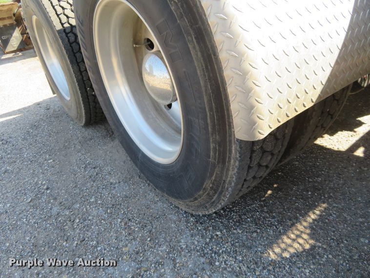 image for item DE6856 2007 Peterbilt 379 semi truck