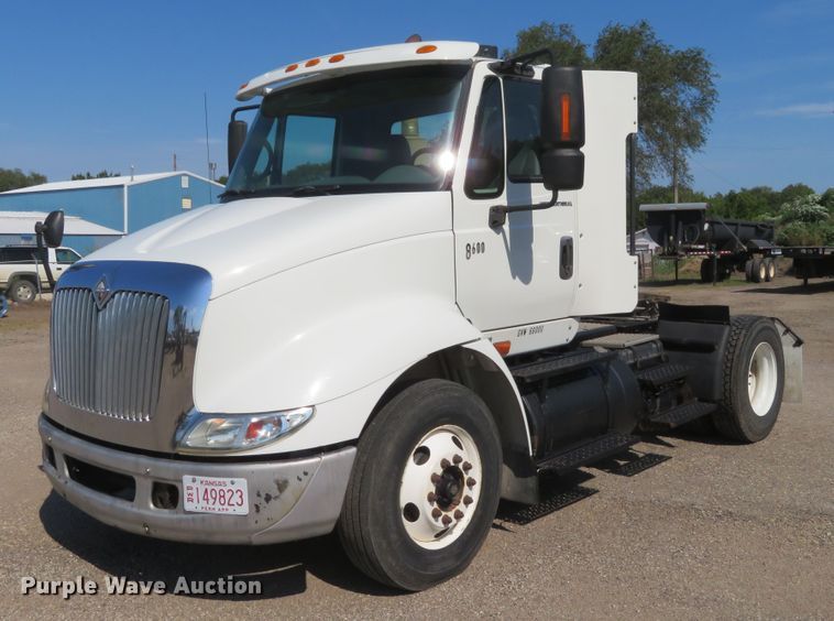 image for item DE6858 2007 International 8600 semi truck