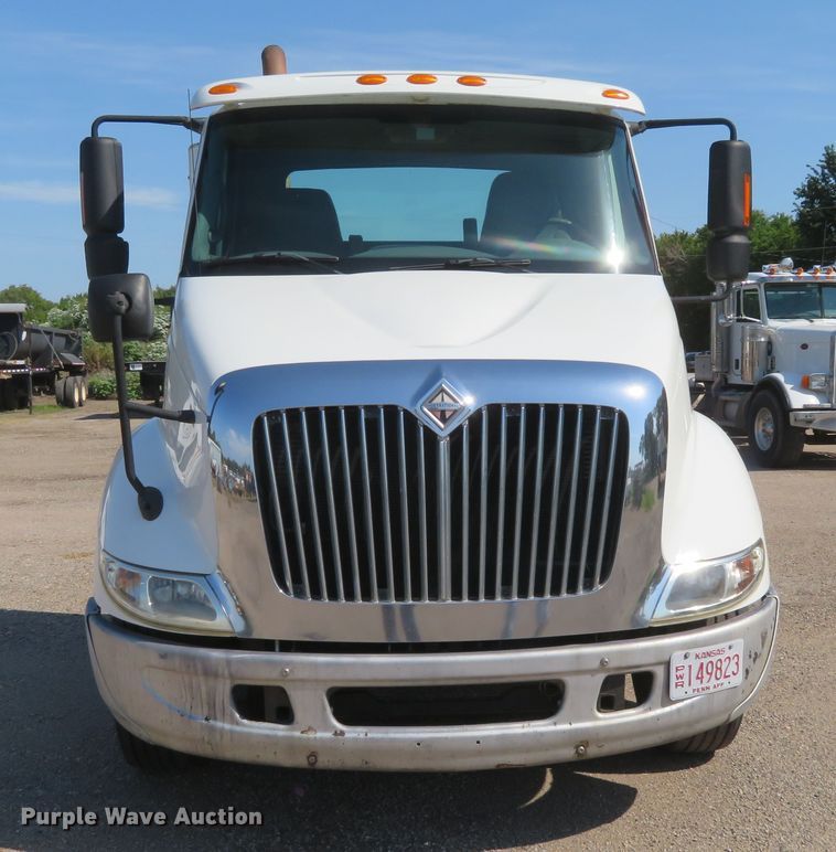 image for item DE6858 2007 International 8600 semi truck