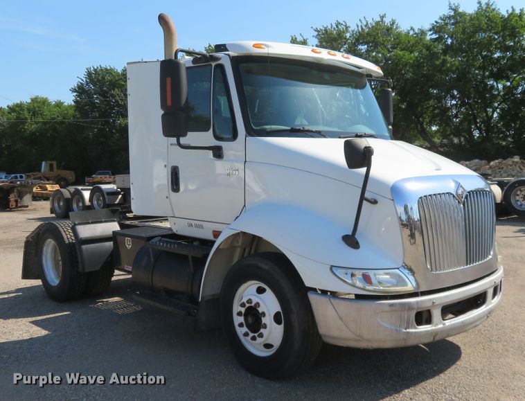 image for item DE6858 2007 International 8600 semi truck