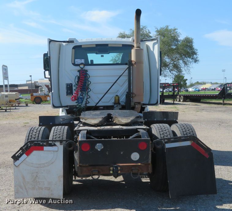 image for item DE6858 2007 International 8600 semi truck