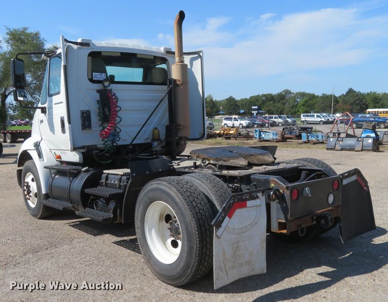 image for item DE6858 2007 International 8600 semi truck