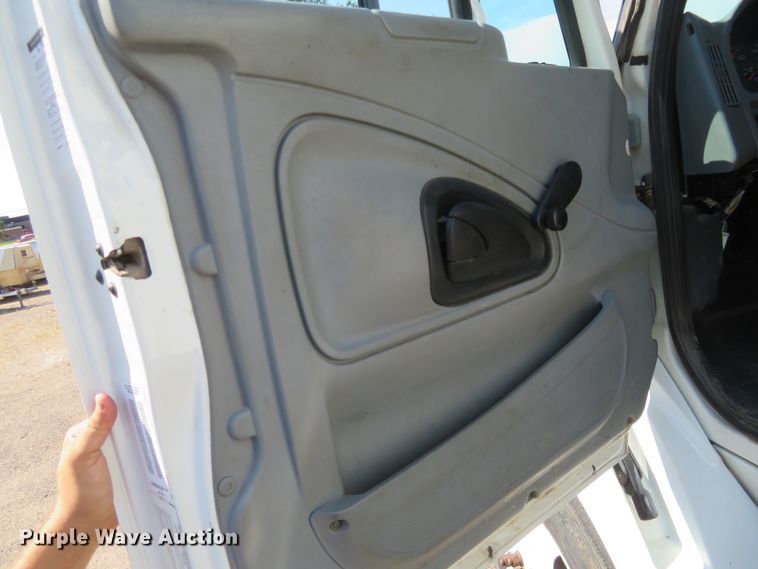 image for item DE6858 2007 International 8600 semi truck