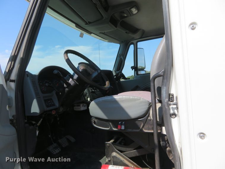 image for item DE6858 2007 International 8600 semi truck