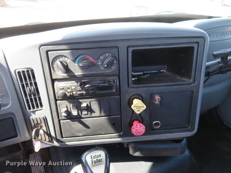 image for item DE6858 2007 International 8600 semi truck