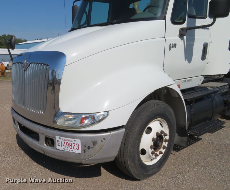 image for item DE6858 2007 International 8600 semi truck
