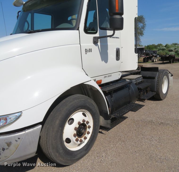 image for item DE6858 2007 International 8600 semi truck