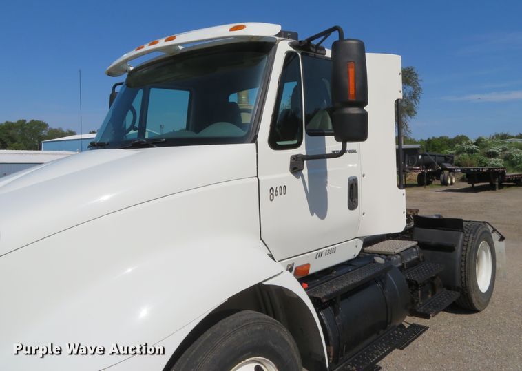 image for item DE6858 2007 International 8600 semi truck