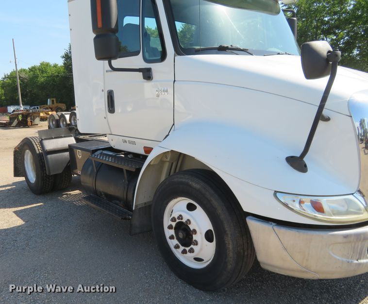 image for item DE6858 2007 International 8600 semi truck