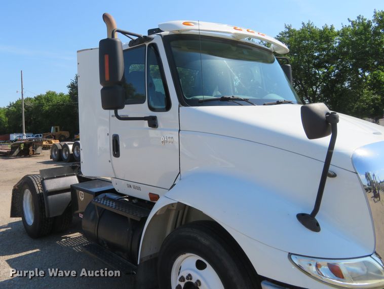 image for item DE6858 2007 International 8600 semi truck