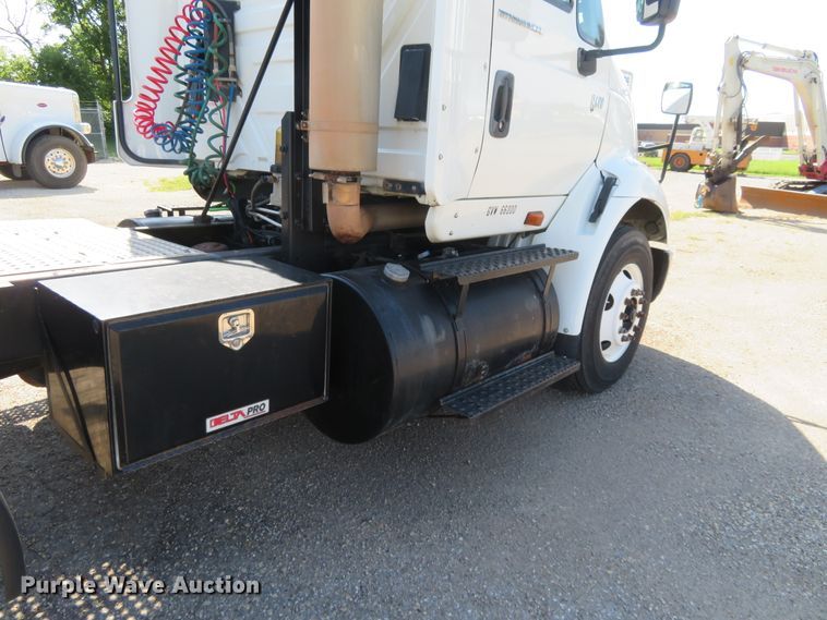 image for item DE6858 2007 International 8600 semi truck