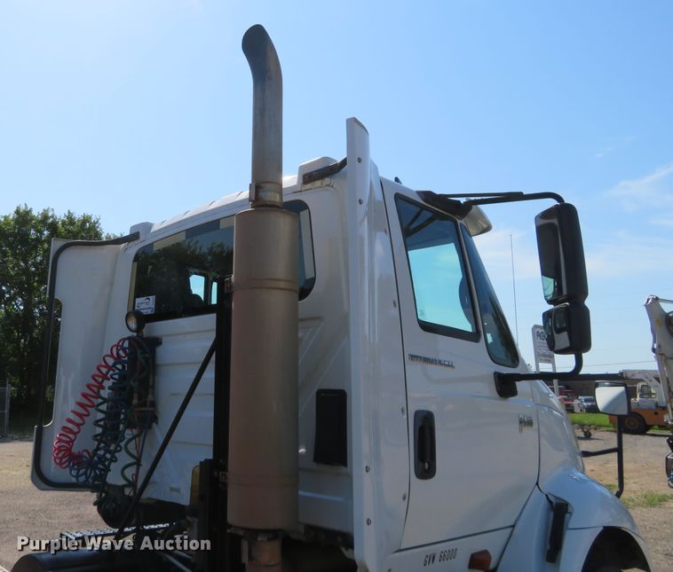 image for item DE6858 2007 International 8600 semi truck