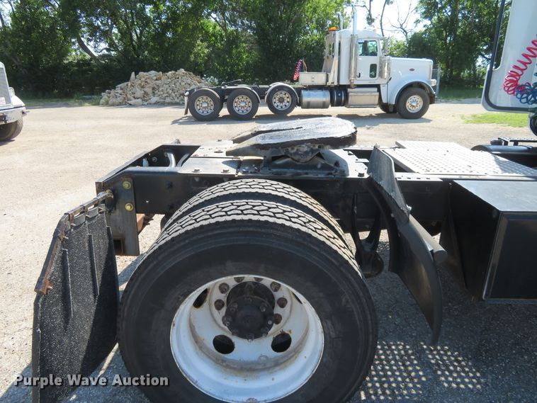 image for item DE6858 2007 International 8600 semi truck