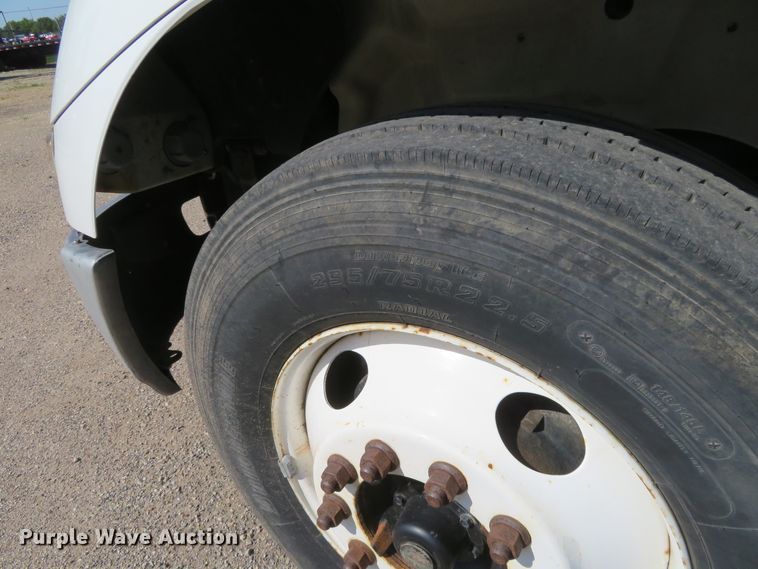 image for item DE6858 2007 International 8600 semi truck