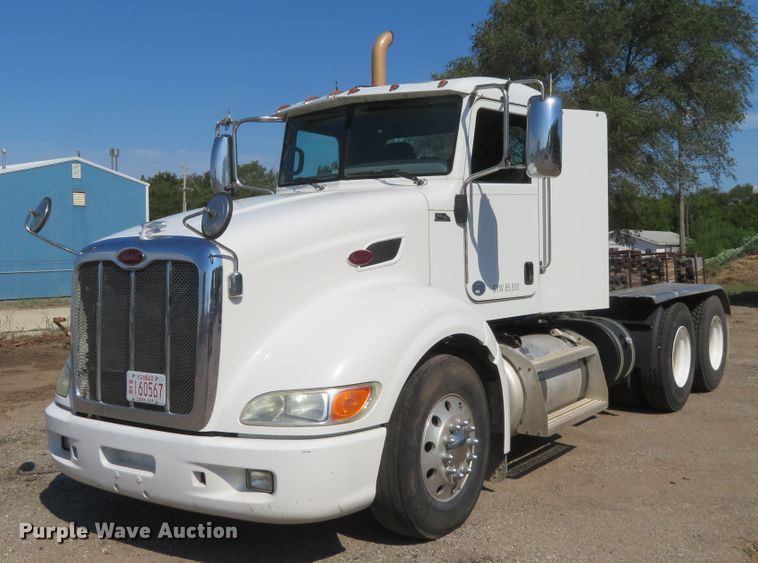 image for item DE6860 2012 Peterbilt 386 semi truck