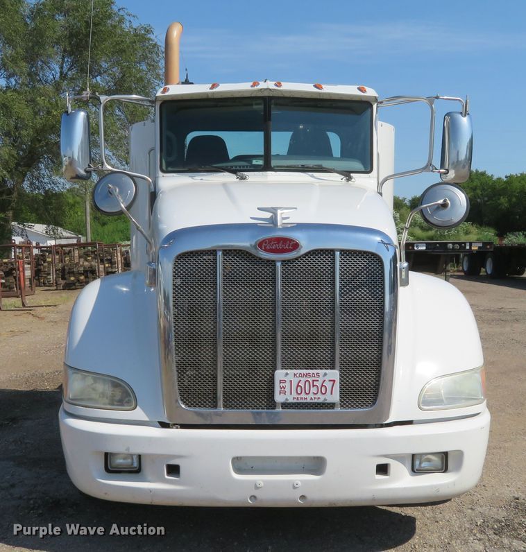 image for item DE6860 2012 Peterbilt 386 semi truck