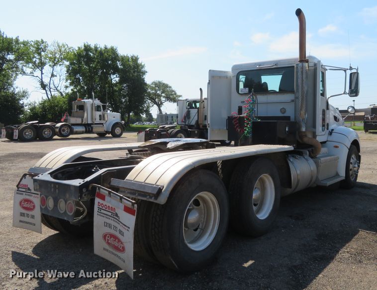 image for item DE6860 2012 Peterbilt 386 semi truck