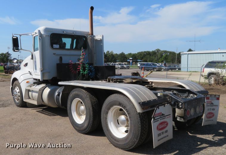 image for item DE6860 2012 Peterbilt 386 semi truck