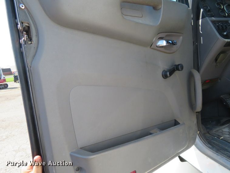 image for item DE6860 2012 Peterbilt 386 semi truck