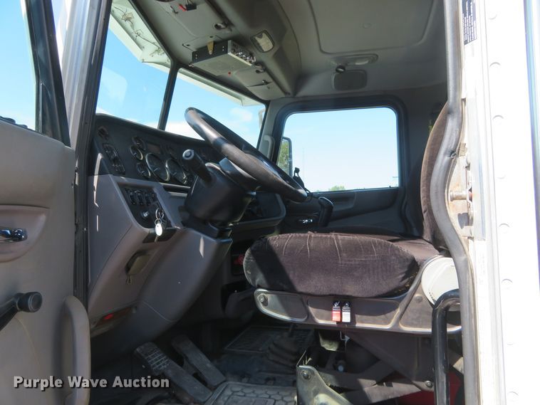 image for item DE6860 2012 Peterbilt 386 semi truck