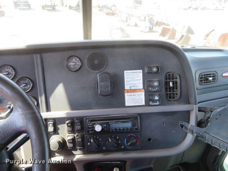 image for item DE6860 2012 Peterbilt 386 semi truck