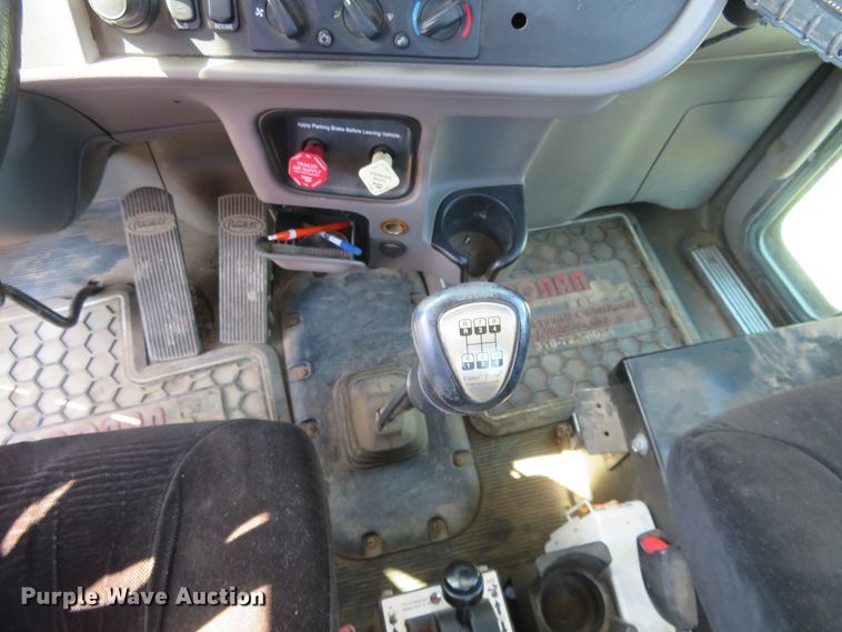 image for item DE6860 2012 Peterbilt 386 semi truck