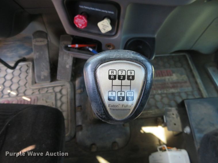 image for item DE6860 2012 Peterbilt 386 semi truck