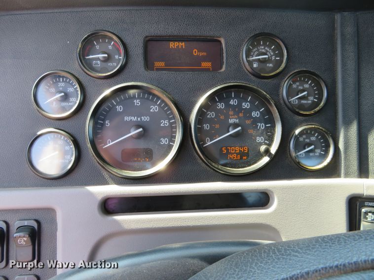 image for item DE6860 2012 Peterbilt 386 semi truck