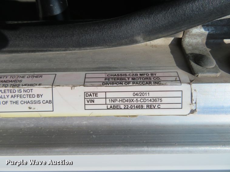 image for item DE6860 2012 Peterbilt 386 semi truck