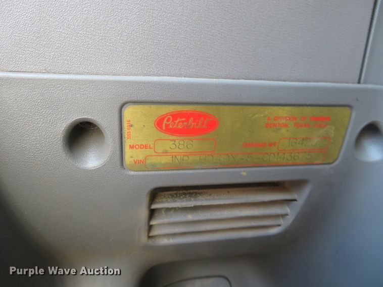 image for item DE6860 2012 Peterbilt 386 semi truck