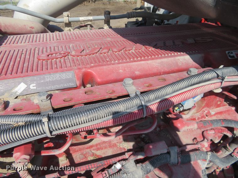 image for item DE6860 2012 Peterbilt 386 semi truck