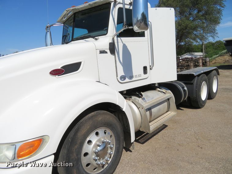 image for item DE6860 2012 Peterbilt 386 semi truck