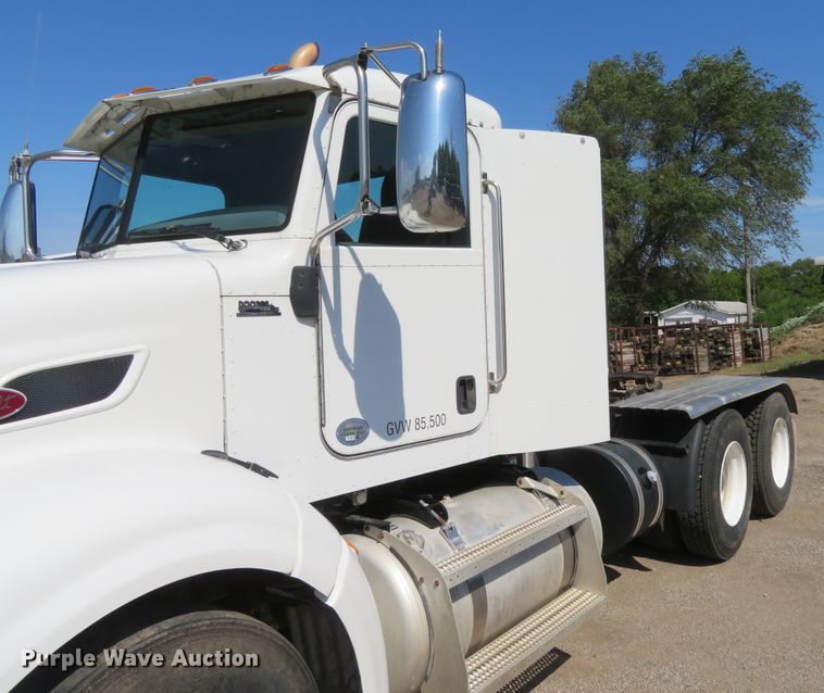 image for item DE6860 2012 Peterbilt 386 semi truck