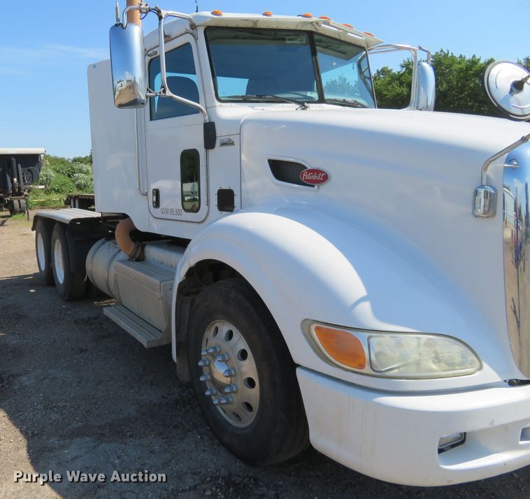 image for item DE6860 2012 Peterbilt 386 semi truck
