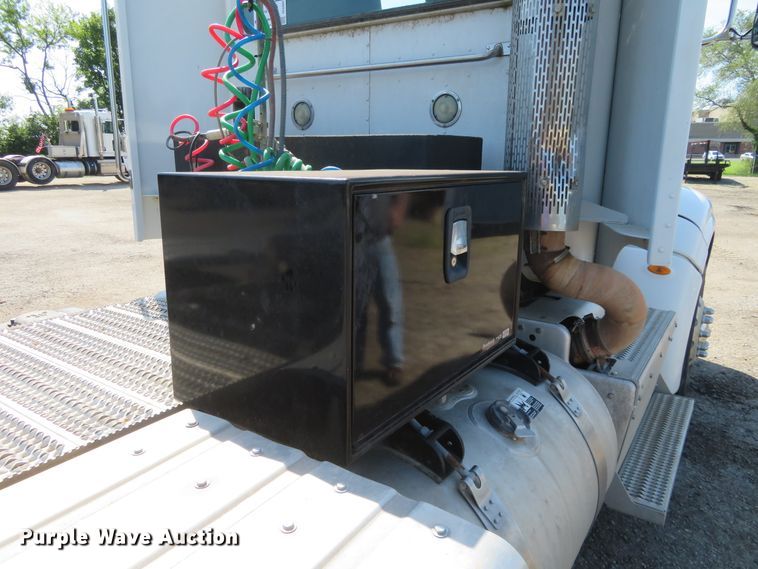 image for item DE6860 2012 Peterbilt 386 semi truck