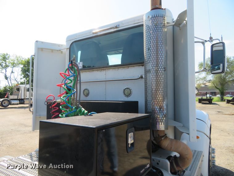 image for item DE6860 2012 Peterbilt 386 semi truck
