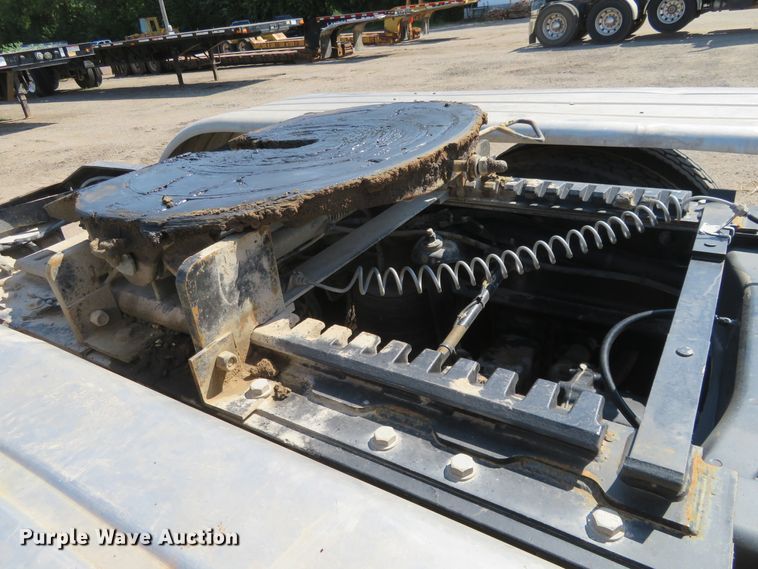 image for item DE6860 2012 Peterbilt 386 semi truck