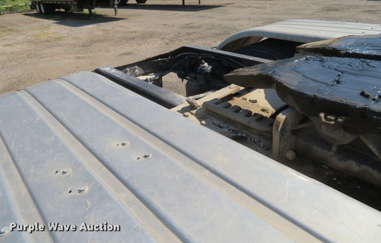 image for item DE6860 2012 Peterbilt 386 semi truck