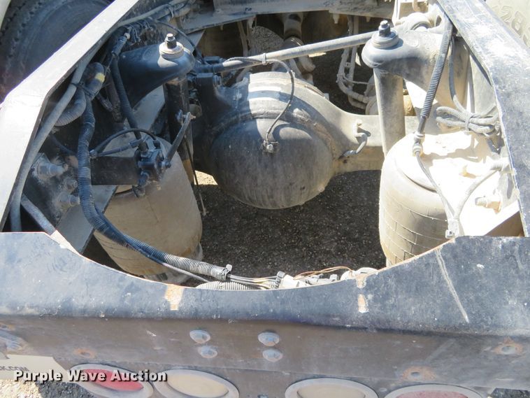 image for item DE6860 2012 Peterbilt 386 semi truck