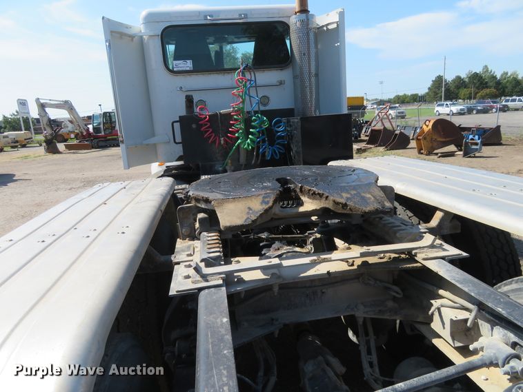 image for item DE6860 2012 Peterbilt 386 semi truck