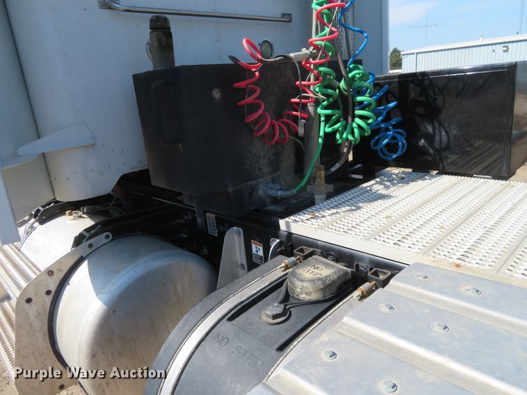 image for item DE6860 2012 Peterbilt 386 semi truck