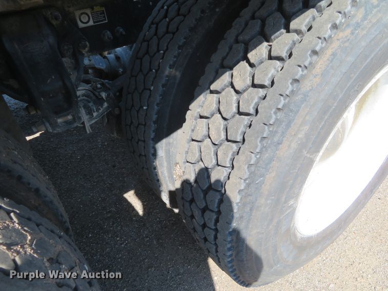 image for item DE6860 2012 Peterbilt 386 semi truck