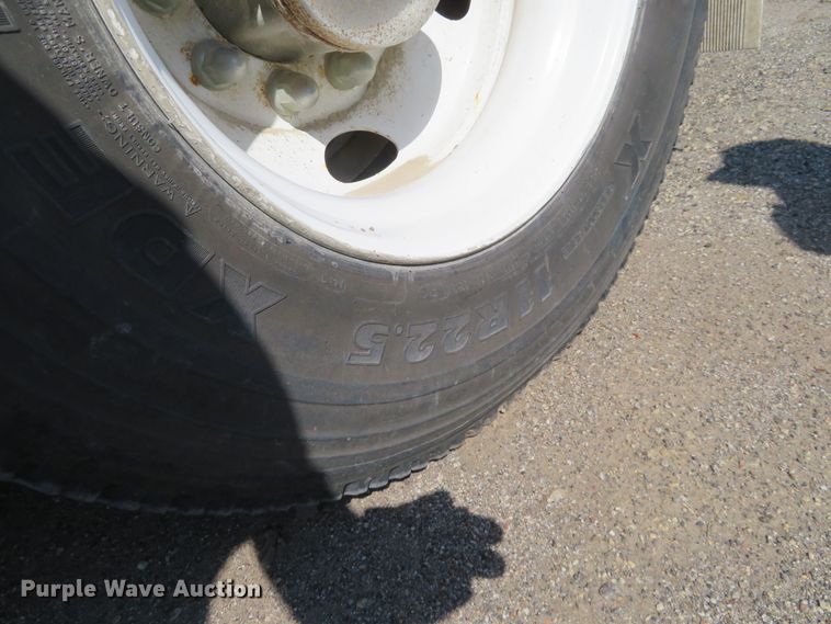 image for item DE6860 2012 Peterbilt 386 semi truck