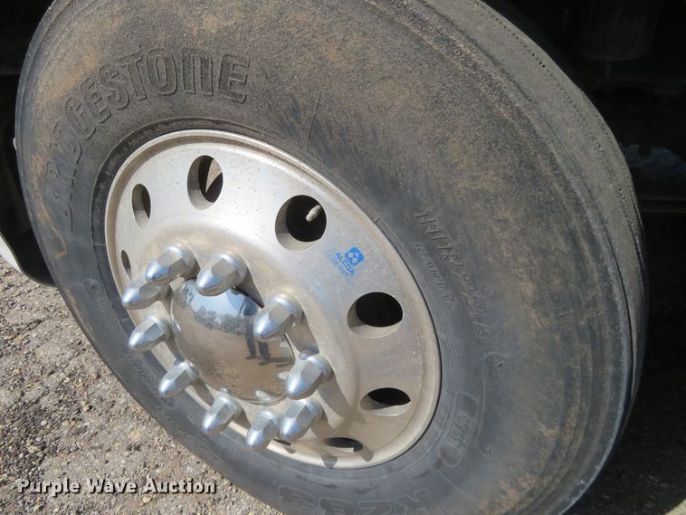 image for item DE6860 2012 Peterbilt 386 semi truck