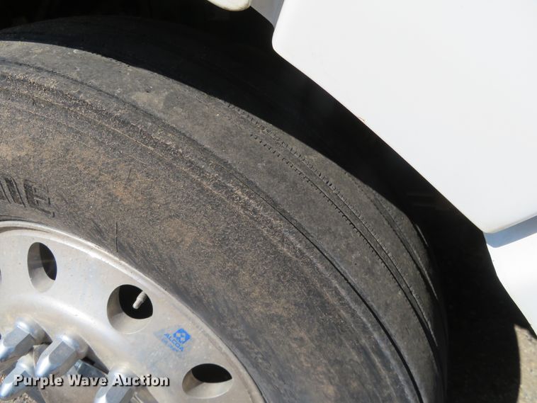 image for item DE6860 2012 Peterbilt 386 semi truck