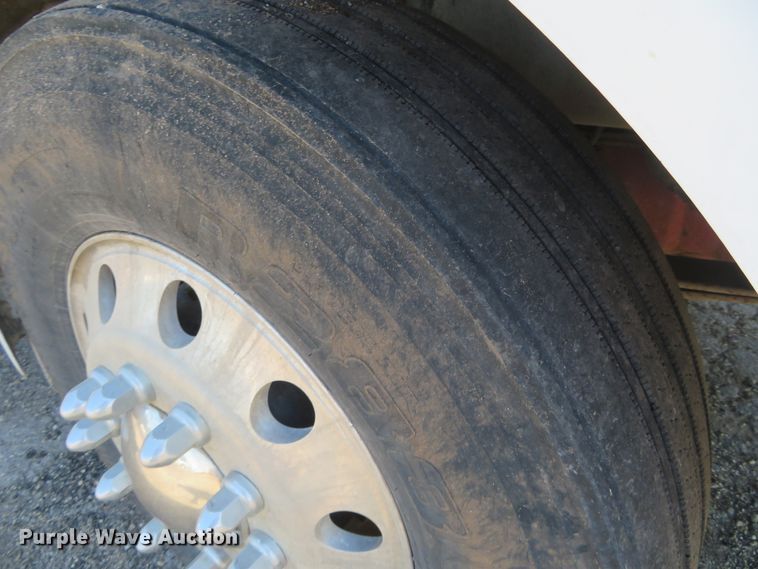 image for item DE6860 2012 Peterbilt 386 semi truck